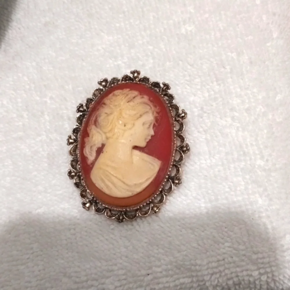 Vintage Lg Victorian Lady Cameo Brooch/Pendant Signed Jerry